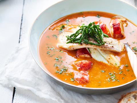 Bisque van garnalen met gegrilde tong, kreeft en zeekraal