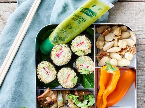 Quinoasushi met avocado en een Aziatisch slaatje