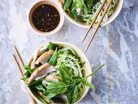 Aziatische salade van gerookte kip, noedels en gemberdressing
