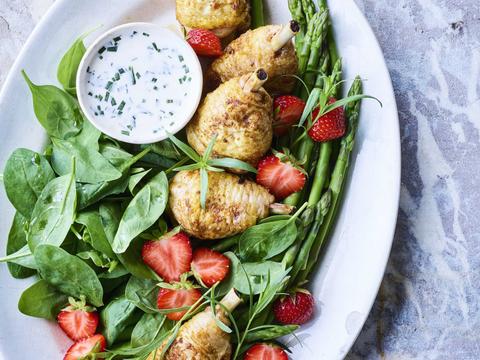 Salade met aardbei, drumsticks, spinazie en groene asperges