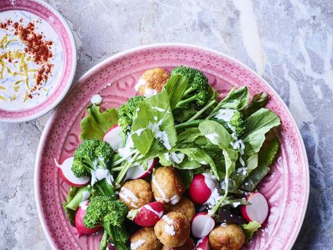 Salade met balletjes van kipgehakt, broccolini en radijs