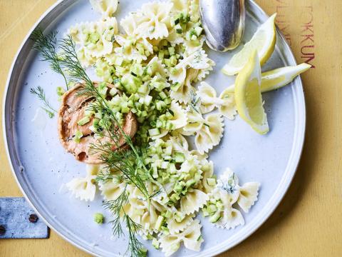 Pastasalade met zalm en groene groenten