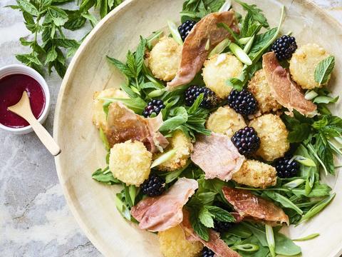 Salade met braambes, geitenkaas en krokante Italiaanse ham