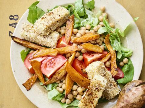Salade met feta, zoete aardappel en kikkererwten
