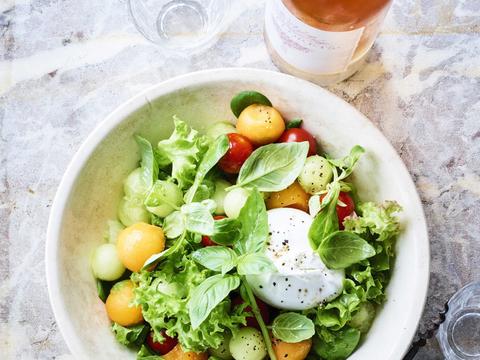 Meloensalade met burrata en kruiden
