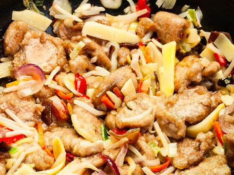 Gewokte rogreepjes in zoetzure saus