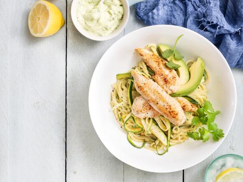 Spaghetti en courgetti met gegrilde kip en avocadosaus