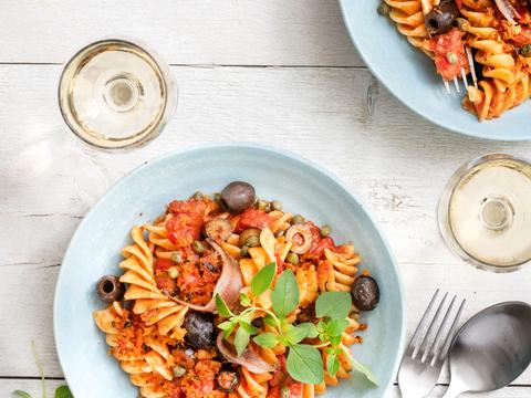 Pasta puttanesca met pangrattato