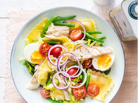 Raviolisalade met gerookte makreel
