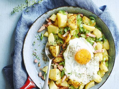 Gebakken aardappelen met spiegelei