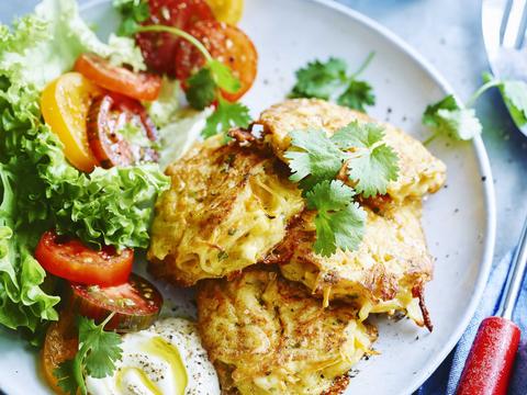Rösti met salade en een frisse yoghurt-limoendip