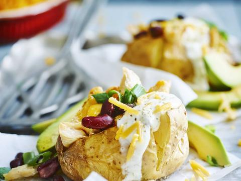 Gepofte aardappel met kip, bonen, avocado en cheddar