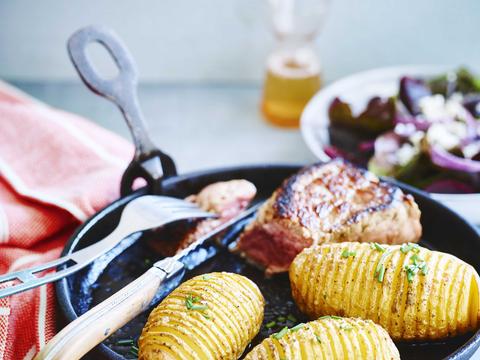 Hasselback aardappelen met steak en rodebietensalade