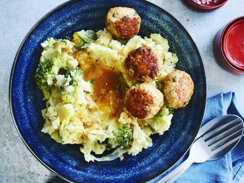 Stoemp van broccoli en prei met kippengehaktballetjes
