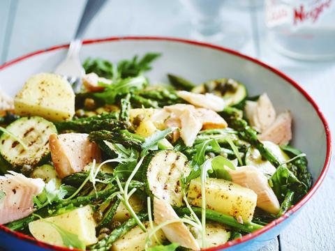 Aardappelsalade met gegrilde asperges, courgette, gerookte forel en mosterddressing