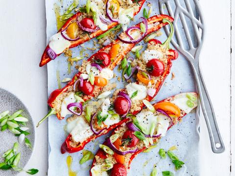 Paprika gevuld met quinoa, burrata en kerstomaatjes