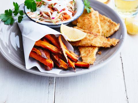 Gepaneerde pladijsfilet met zoete aardappelfrietjes en koolsla