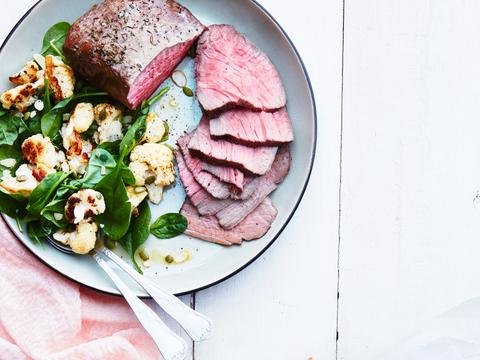 Rosbief met geroosterde bloemkoolsalade