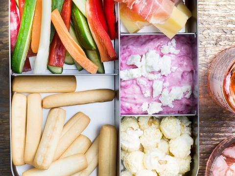snoepstaafjes met dipsausje van feta en rode biet
