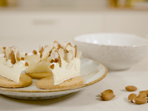 Egeltjes van brie met amandelen