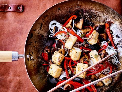Wok met rijstnoedels, tofu en shiitake