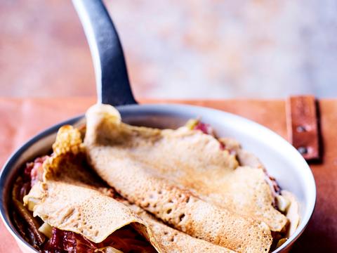 Boekweitpannenkoekjes met peer, witloof, spek en kaas