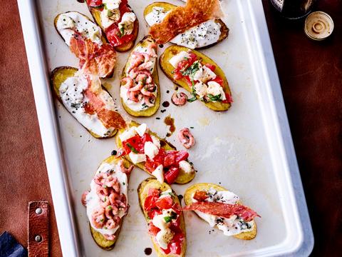 Bruschetta van aardappelen met drie toppings