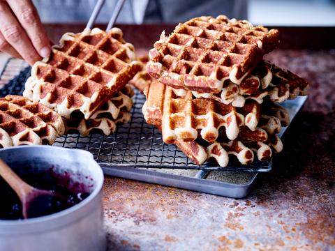 Wafels met saus van blauwe bessen en gember