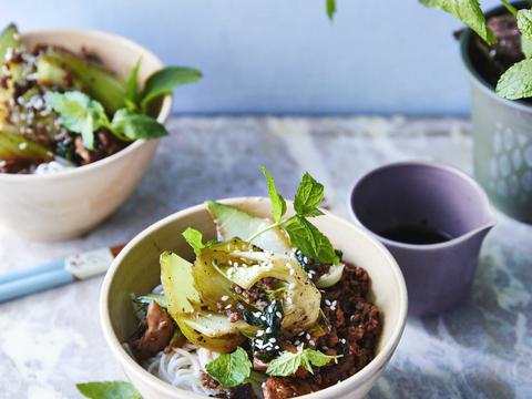 Pittige runderwok met paksoi en noedels