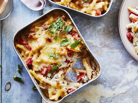 Macaroni met kaassaus, gehakt en verse tomatenblokjes