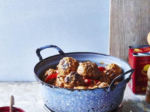 Stoofpotje met balletjes, paprika en champignons