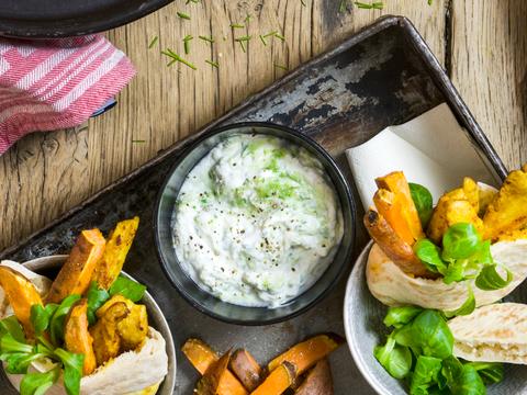 Pita met kip en frietjes van zoete aardappel