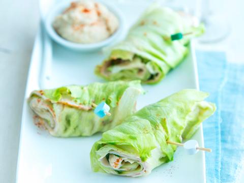 Wraps van ijsbergsla, kalkoen en komkommer