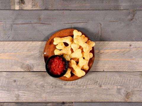 Cheesy halloweenbotjes van bladerdeeg met bloederige tomatensaus