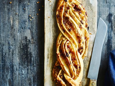 Deegvlecht met appel en marsepein
