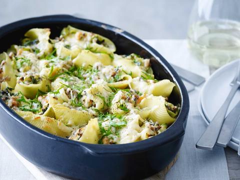 Pastaschelpen met kool, zalm en blauwe kaas
