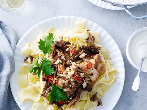 Pappardelle met ricotta, boschampignons en walnoten