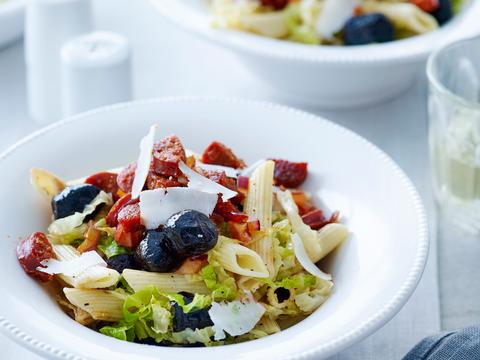 Penne met chorizo, boerenkool en zwarte olijven