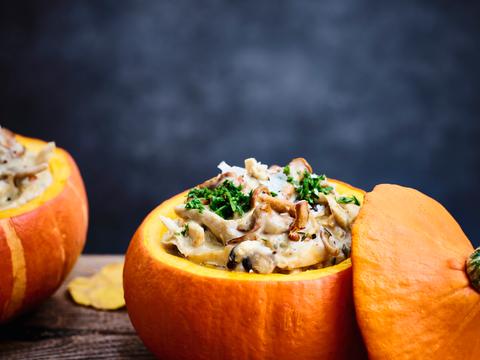 Gevulde pompoen met kip-paddenstoelenragout