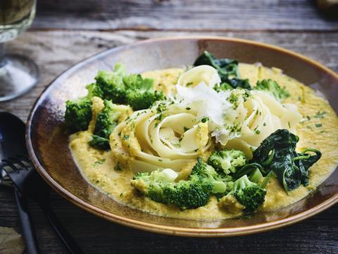 Pasta alfredo met pompoenroomsaus, spinazie en broccoli