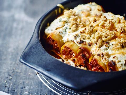 Cannelloni met gehakt, ricotta en notencrumble