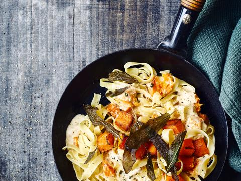 Tagliatelle met pompoen en gefrituurde salie