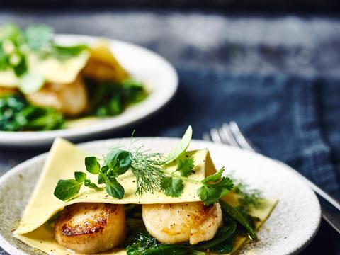 Open lasagne met sint-jakobsvruchten, spinazie en kruidenolie