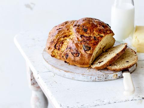 Zoet karnemelkbrood met dadels en noten
