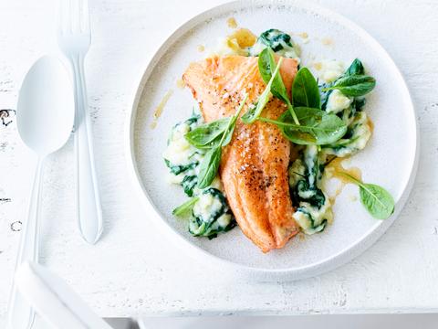 Karnemelkpuree met jonge spinazie en zalm