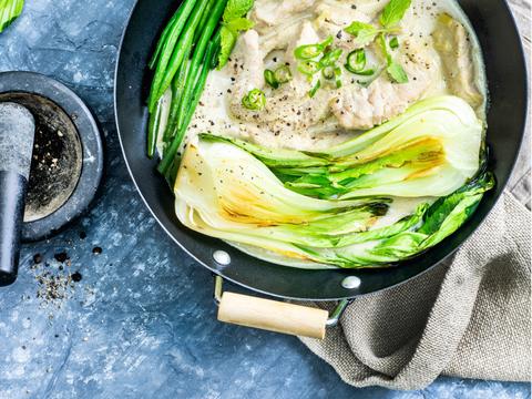 Gewokte kalfsreepjes met mini-paksoi, boontjes en kokosmelk