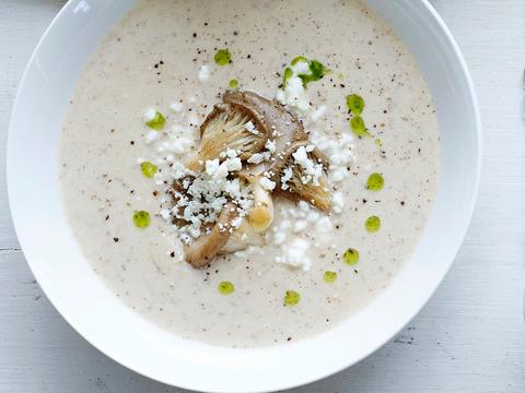 Geroosterde-bloemkoolsoep met champignons en truffelolie