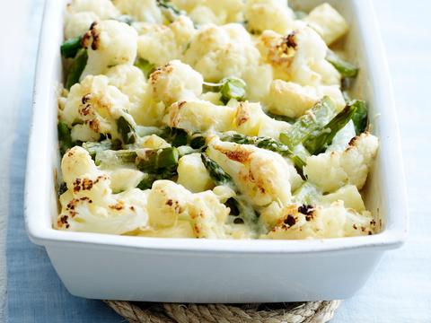 Ovenschotel met bloemkool, gehakt, groene asperges en pastinaak