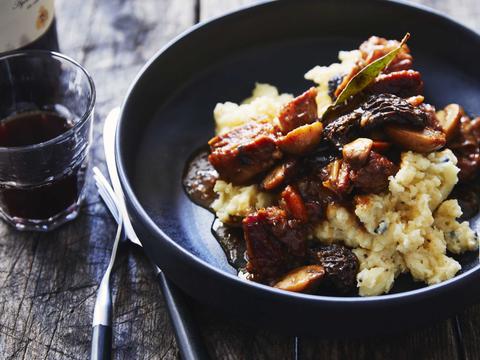 Kalfsstoofpot met morieljes, marsala en truffelpuree