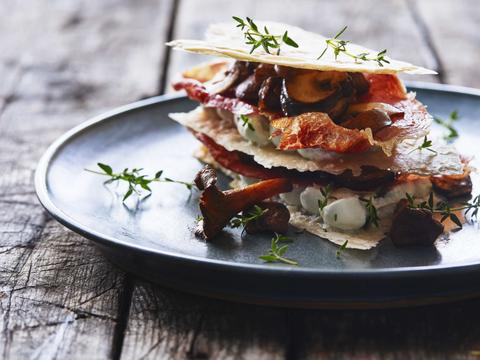 Millefeuille met boschampignons, blauwekaascrème en Italiaanse ham